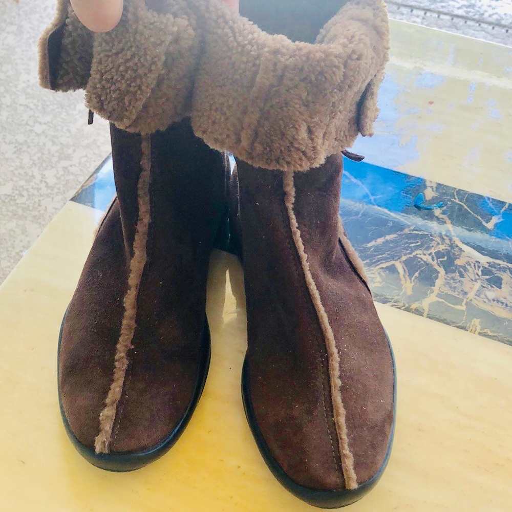 Gorgeous PRADA Suede and shearling boots - Picture 8 of 8